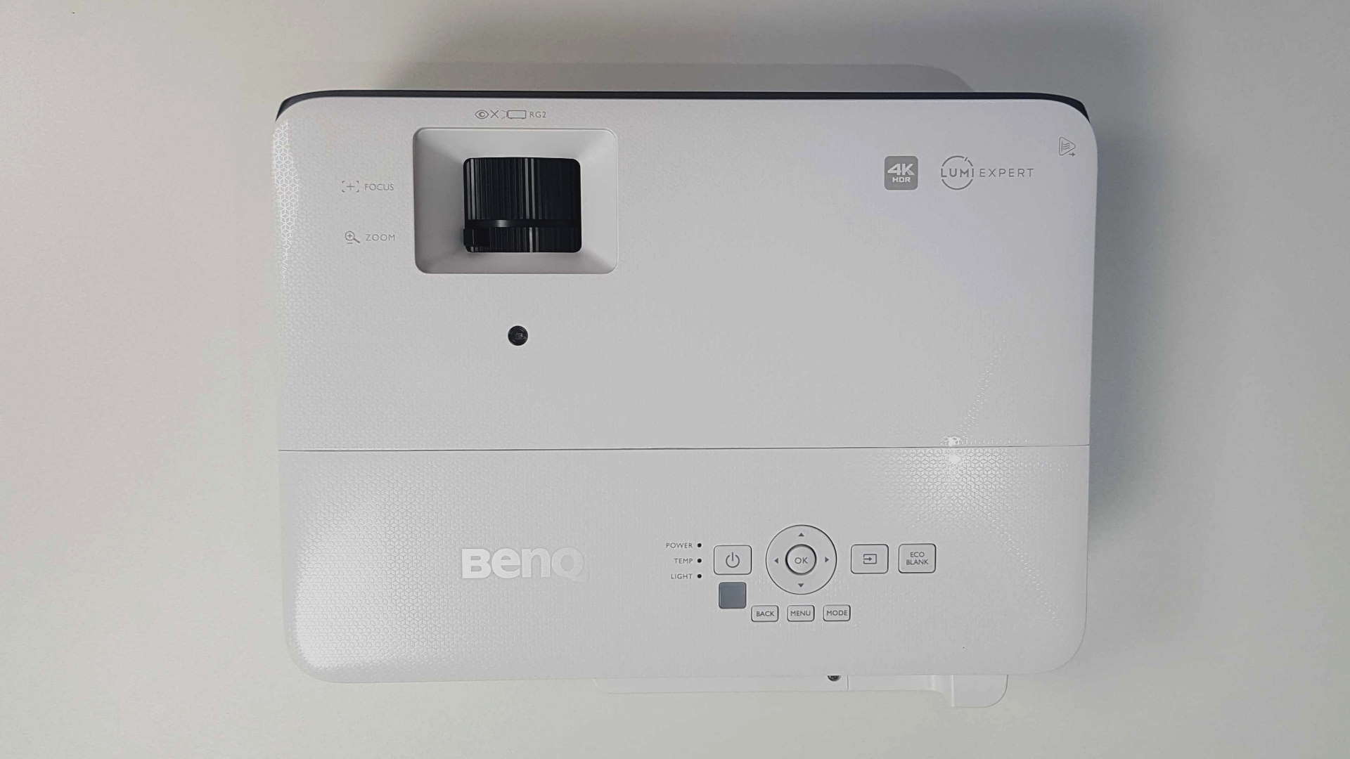Benq TK700STi top down showing manual zoom and focus dials