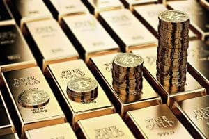 4 pile di monete d'oro su barre d'oro