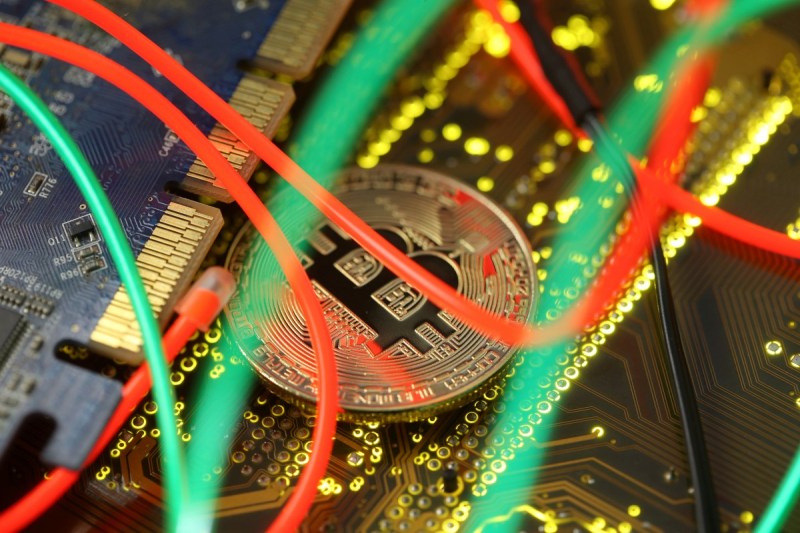 Maailma suurim krüptovaluuta Bitcoin tõusis väärtuselt ja jõudis juuni lõpus 13,000 XNUMX dollarini. Illustratsioon: Reuters