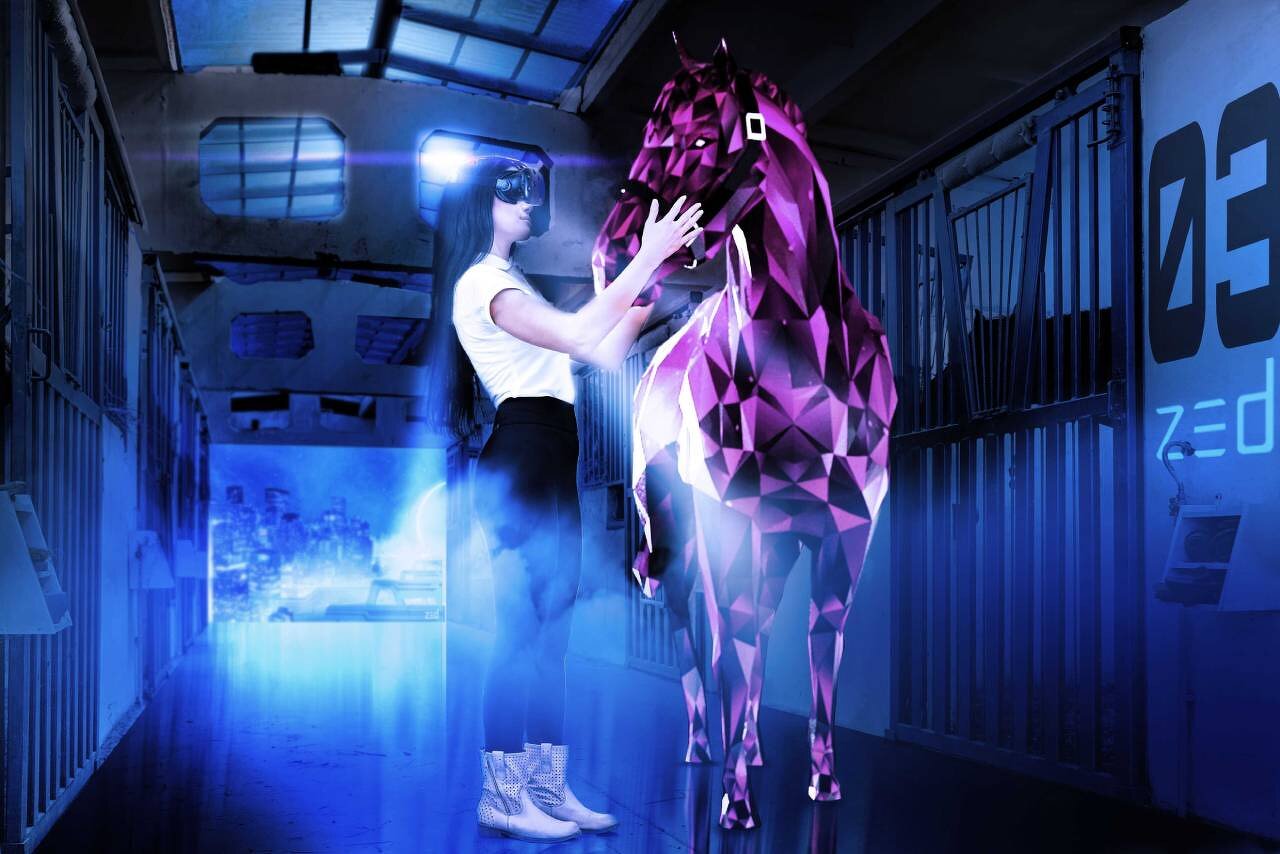 VR kulaklıklı kadın çokgen atı tımar ediyor