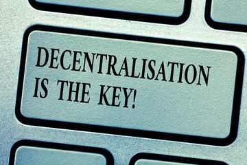 Teks penulisan kata Desentralisasi Adalah Kuncinya. Konsep bisnis untuk masa depan keuangan mata uang kripto rantai blok Tombol keyboard Tujuan untuk membuat pesan komputer, menekan ide tombol