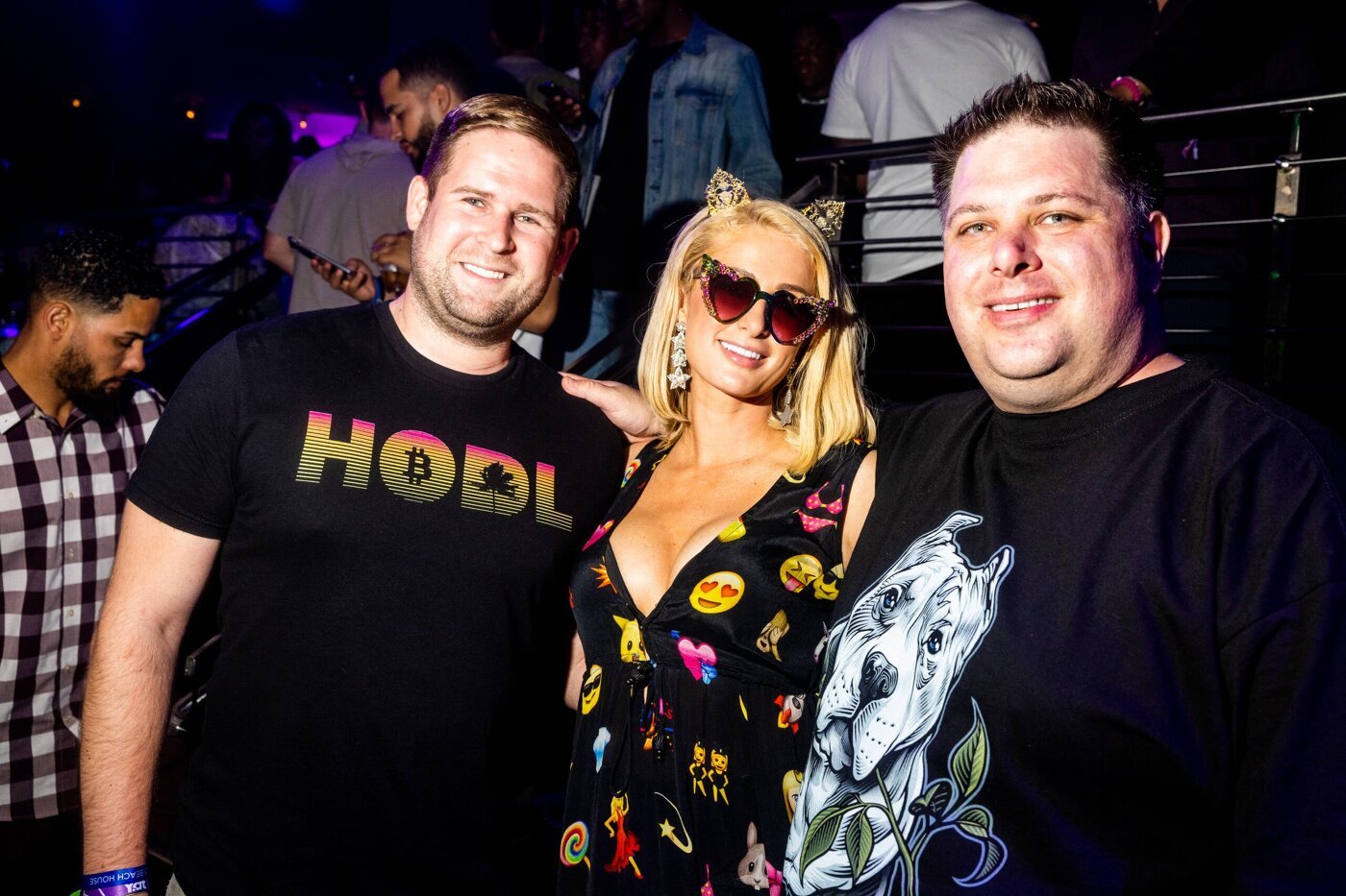 Dan Held, Paris Hilton και Riccardo Spagni στο STORY Nightclub στο Μαϊάμι στις 5 Ιουνίου 2021.