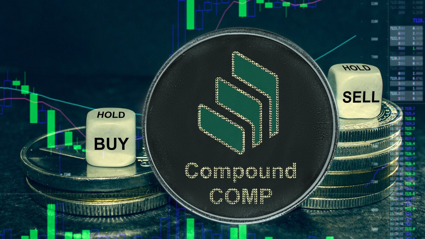 Cryptocurrency COMP ถัดจากกองเหรียญและลูกเต๋า