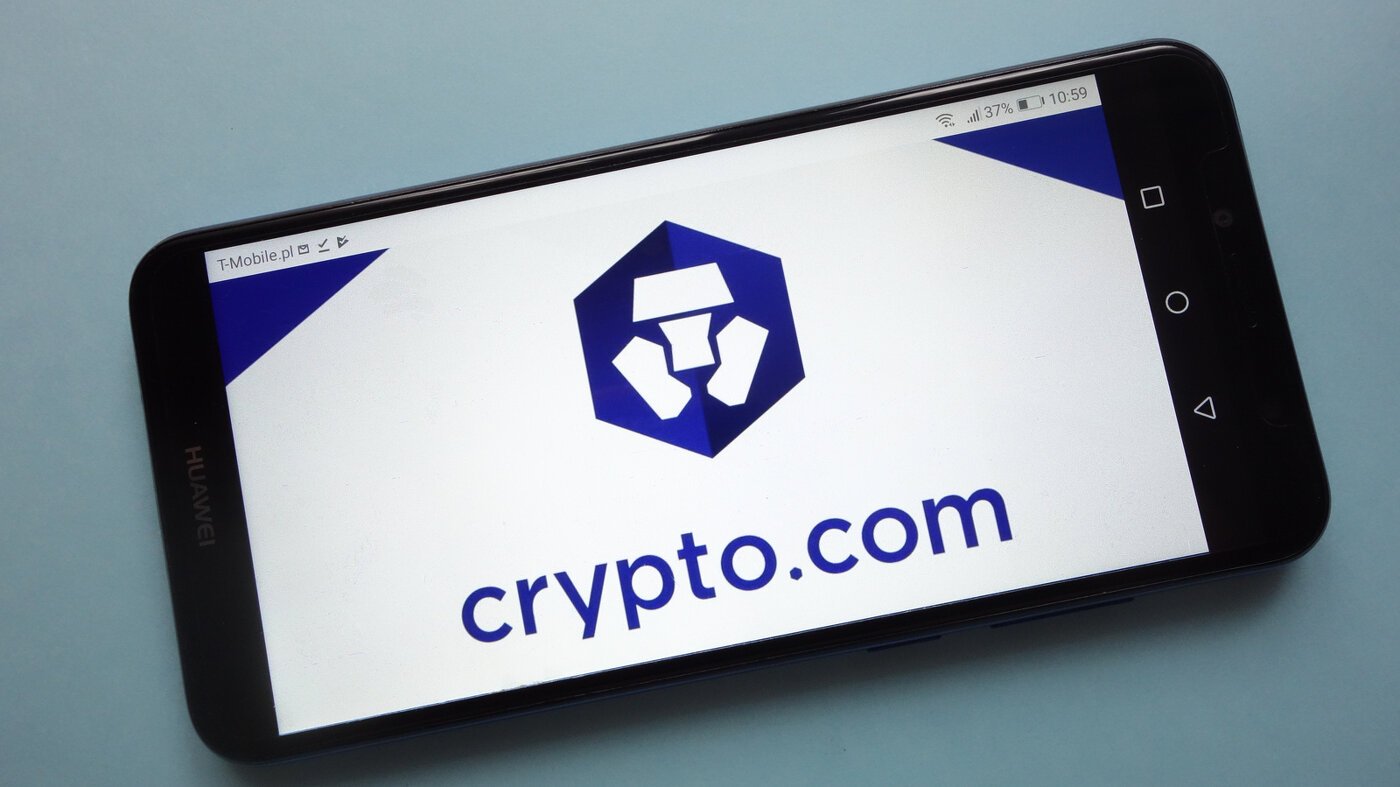 شعار العملة المشفرة Crypto.com (MCO) معروض على الهاتف الذكي