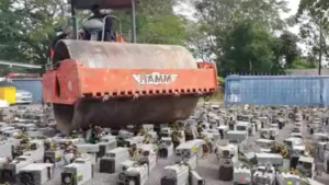 Viral video, Malezya polisinin 1,069 bitcoin madencisini bir buharlı silindirle PlatoBlockchain Veri İstihbaratı ile ezdiğini gösteriyor. Dikey Arama. Ai.
