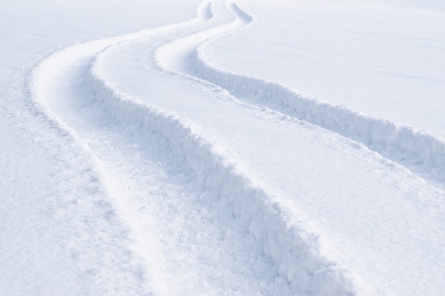 مسارات الإطارات في الثلج