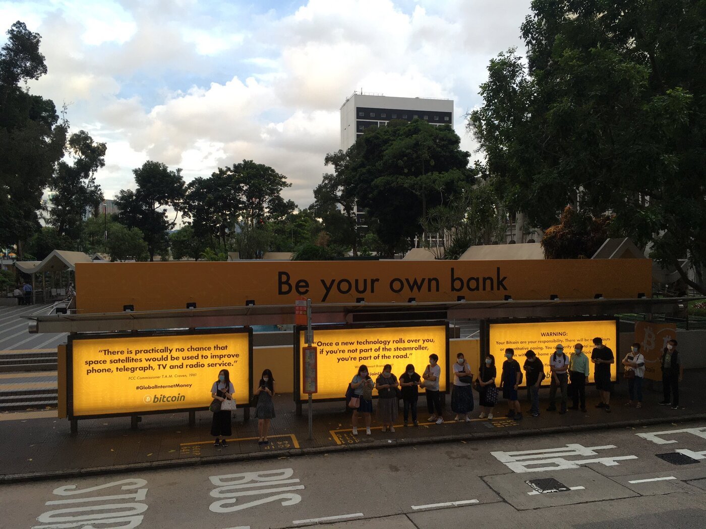 bussipysäkki, jossa on bitcoin -mainoksia