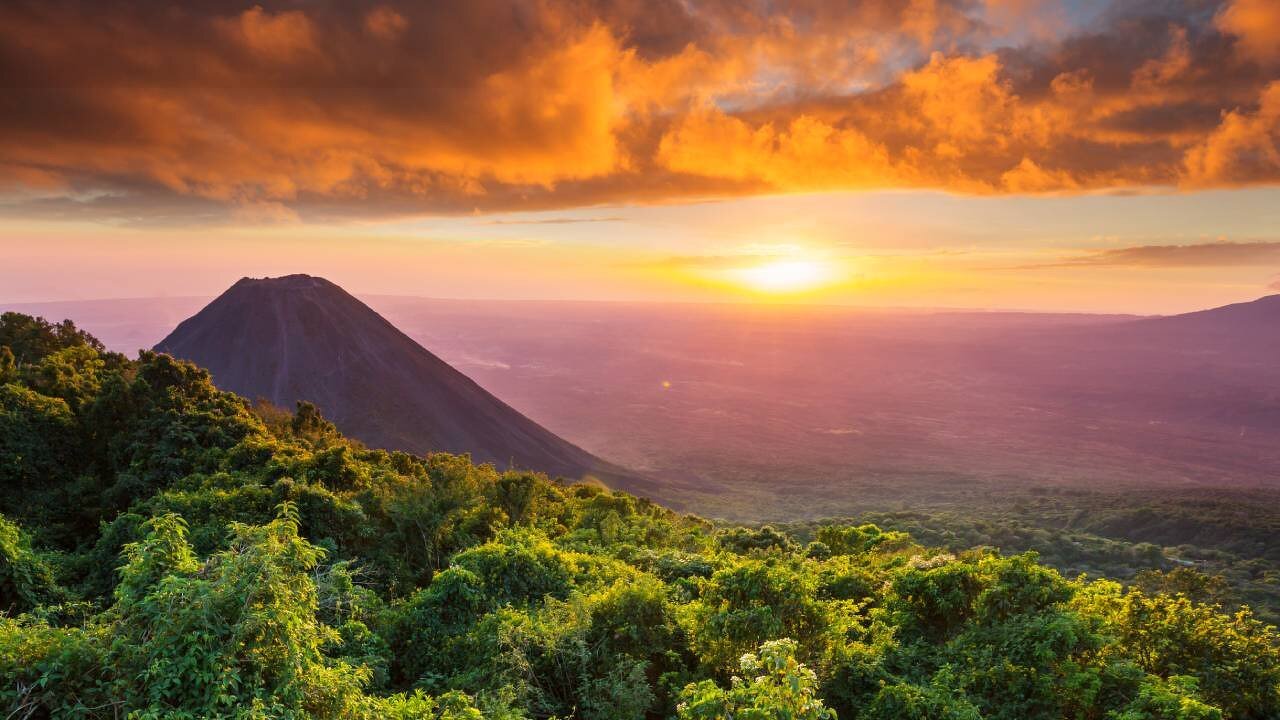 Solnedgång över vulkan i Cerro Verde nationalpark, El Salvador