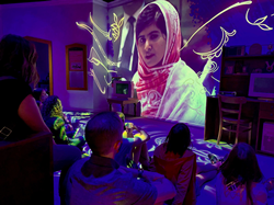 Ein mutiges Kind setzte sich für die Bildung von Mädchen ein und verändert die Welt Die Heldengeschichte von Malala Yousafzai erwacht im Kindermuseum von Indianapolis zum Leben Blockchain PlatoBlockchain Data Intelligence. Vertikale Suche. Ai.