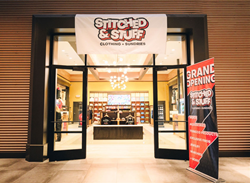 أطلق Planet 13 Stitched & Stuff ، وهو المتجر الشامل لبيع منتجات Merch والمتفرقات الحصرية في Las Vegas SuperStore PlatoBlockchain Data Intelligence. البحث العمودي. عاي.