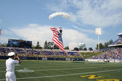 L'équipe Fastrax™ effectuera un saut en parachute patriotique lors du match de football de la Marine PlatoBlockchain Data Intelligence. Recherche verticale. Aï.