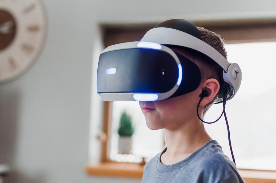 Chłopiec ubrany w zestaw słuchawkowy VR