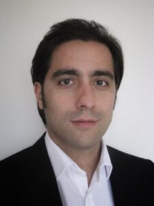 Kamyar Naficy, fundador/diretor KNECTCOMMS PlatoBlockchain Data Intelligence. Pesquisa vertical. Ai.