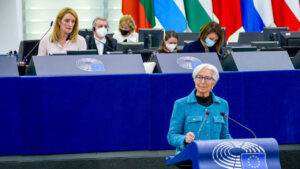 ECB Başkanı Lagarde, Dijital Euro'nun Nakit Yerini Değiştirmeyeceğini - Ancak Uygun, Maliyetsiz Ödeme Araçları Sunabileceğini Söyledi PlatoBlockchain Veri İstihbaratı. Dikey Arama. Ai.