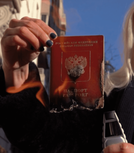 En NFT-kunstner vil bruge salget af sit brændende pas til at støtte Ukraines PlatoBlockchain-dataintelligens. Lodret søgning. Ai.