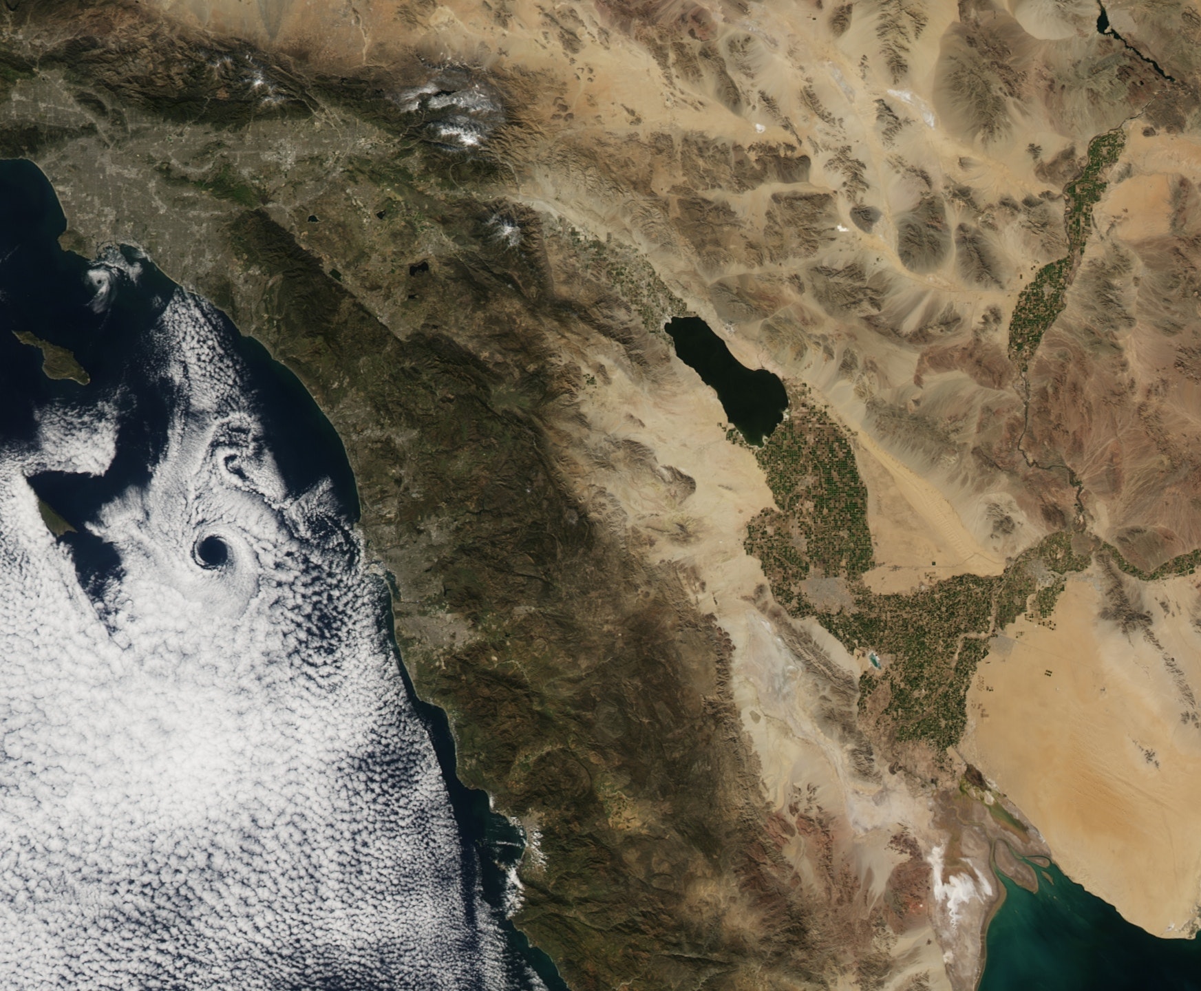 Satellietfoto van de Salton Sea met een brede vallei