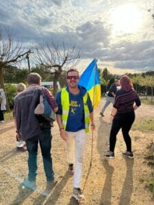 एनएफटी कलाकार ने युद्धग्रस्त यूक्रेन से 70 शरणार्थियों को बचाने के लिए काफिले का नेतृत्व किया प्लेटोब्लॉकचेन डेटा इंटेलिजेंस। लंबवत खोज. ऐ.