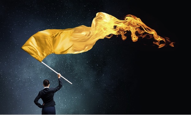 पीला झंडा पकड़े हुए