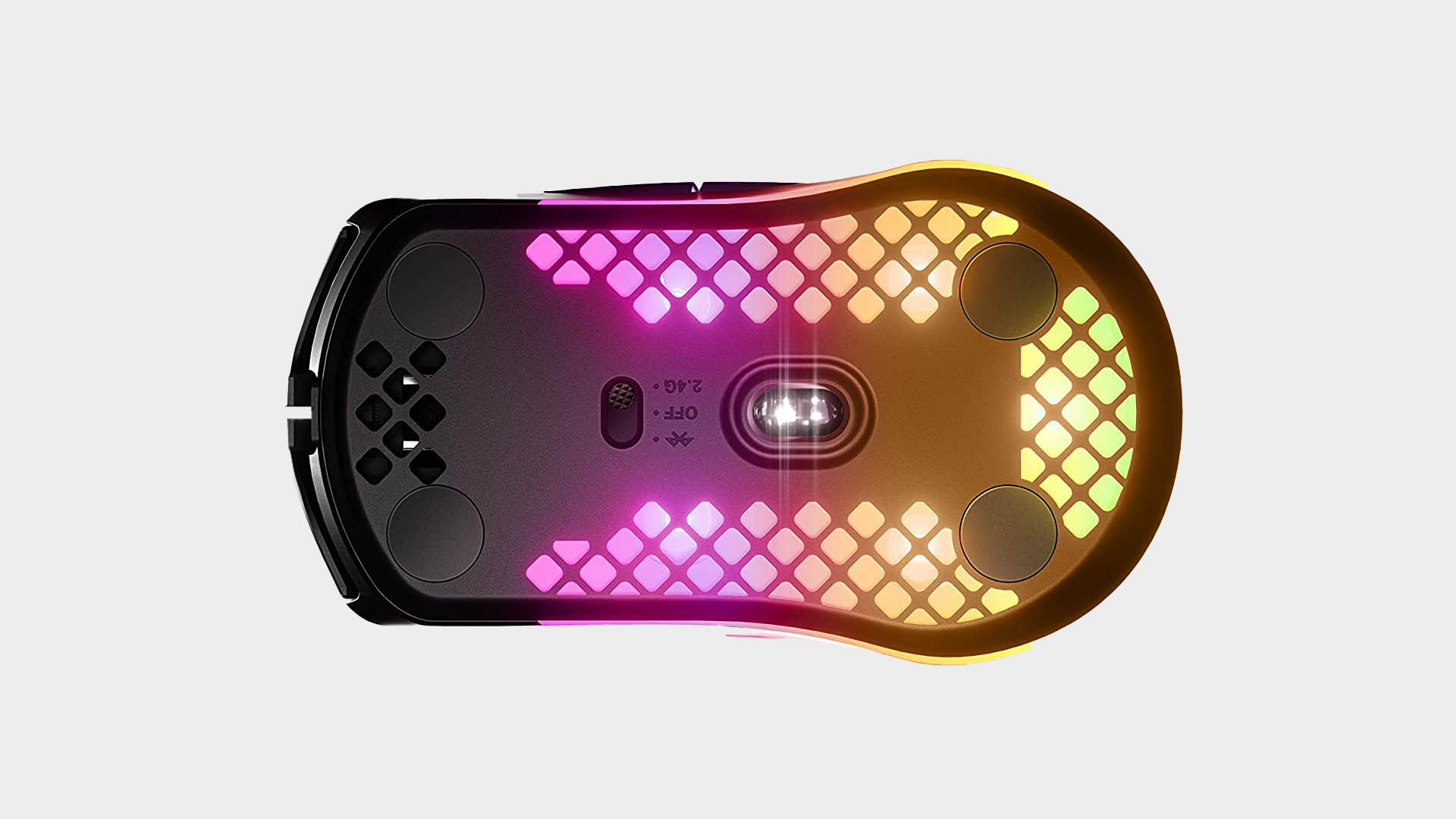 Bezprzewodowa mysz gamingowa SteelSeries Aerox 3 pod różnymi kątami na jasnoszarym tle