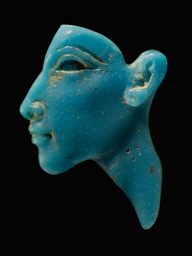 incrustation de visage en verre du pharaon Akhénaton