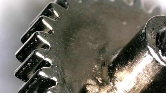 Uma roda dentada feita de vidro metálico