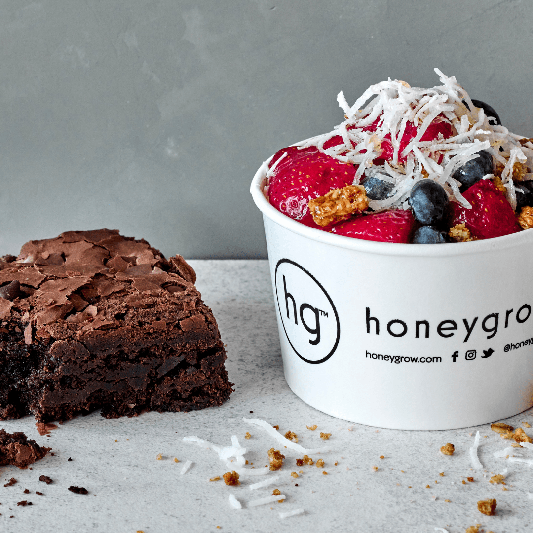 Honeygrow Dine to Donate Dessertoptionen gesundes Obst und Müsli Honigriegel mit Schokoladenbrownie