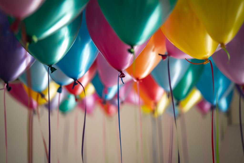 fotografiranje raznobarvnih balonov s selektivnim fokusom. Kako začeti z zbiranjem sredstev v restavraciji