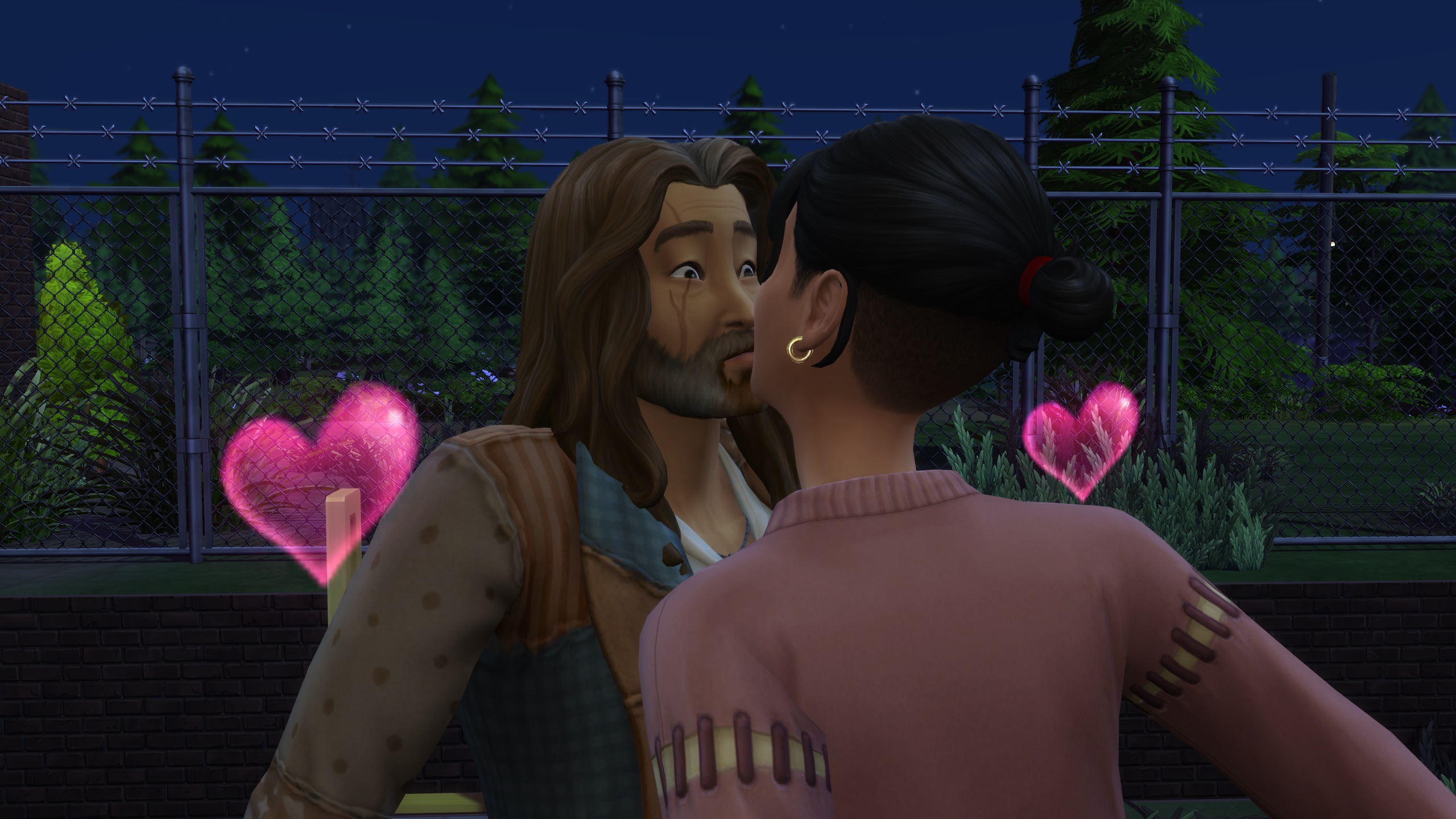 Les Sims 4 Loups-garous - Deux Sims, Kristopher Volkov et Margaret Ruff, s'embrassent la nuit devant la bibliothèque de Moonwood Mill.