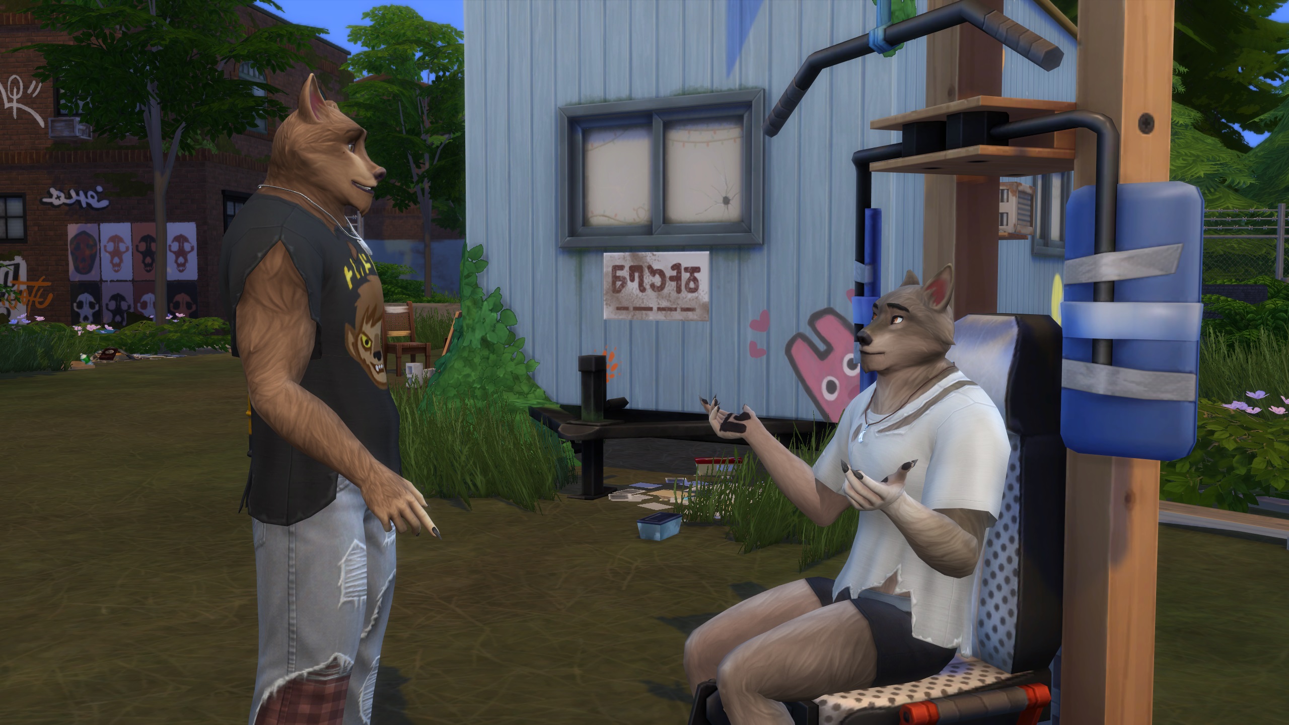 The Sims 4 Werewolves - มนุษย์หมาป่าสองคนที่ Sims คุยกันในขณะที่คนหนึ่งนั่งอยู่บนม้านั่งยกด้านนอกรถพ่วง Wildfangs