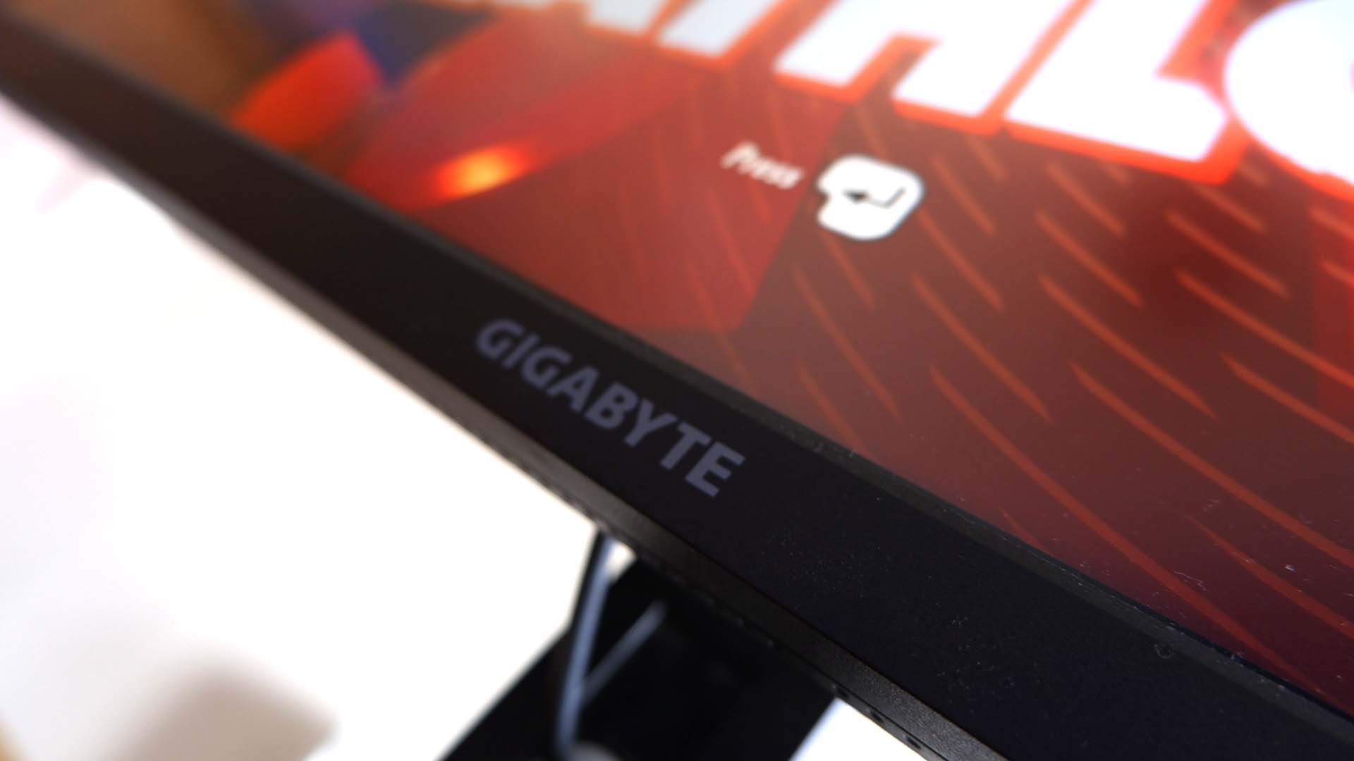 Gigabyte M28U gaming skærm afbilledet på et skrivebord