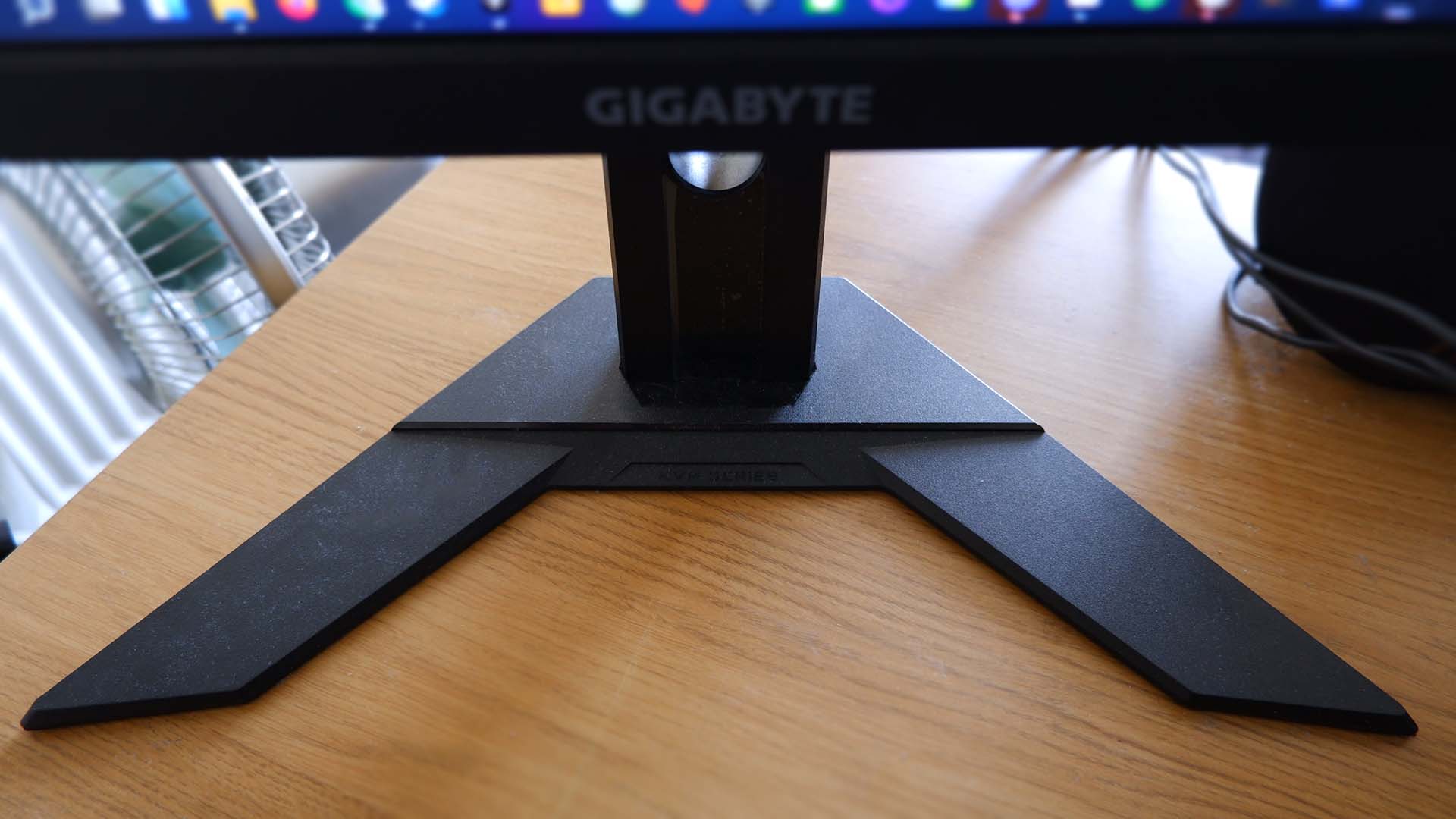 Monitor da gioco Gigabyte M28U raffigurato su una scrivania