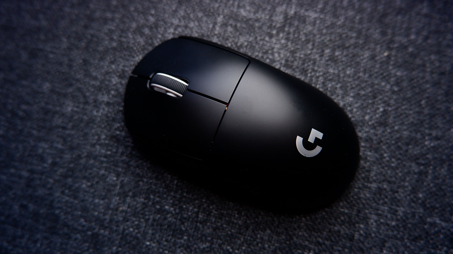 Mouse para jogos Logitech G Pro X Superlight retratado com fundo escuro