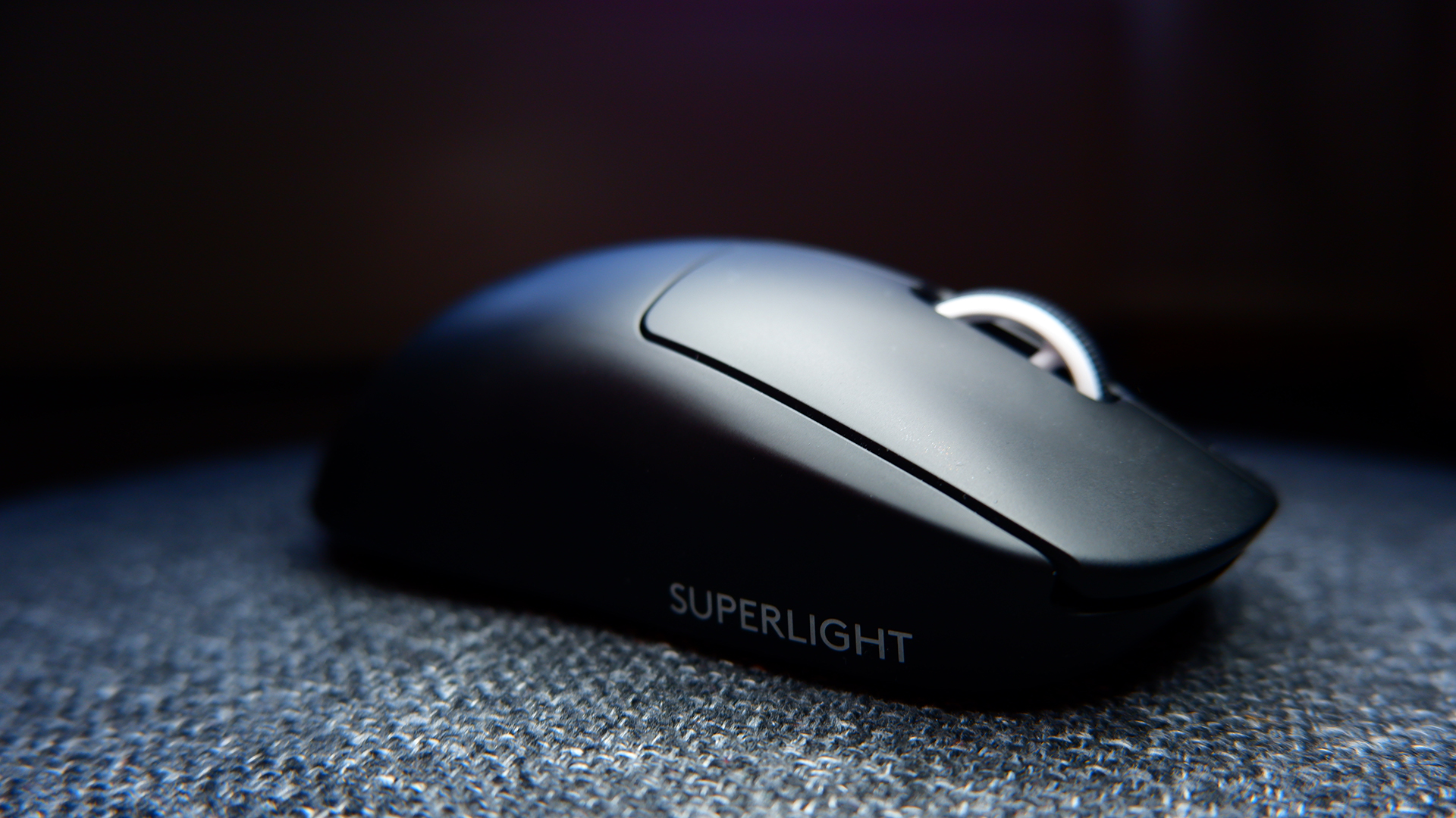 어두운 배경의 Logitech G Pro X Superlight 게이밍 마우스 사진