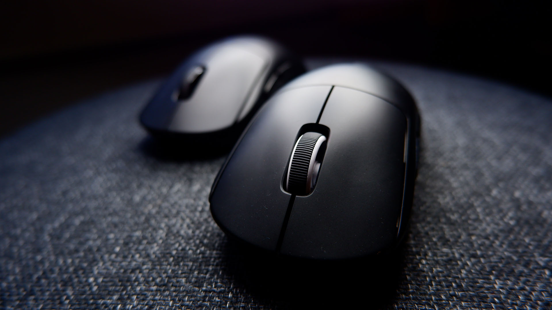 Mouse para jogos Logitech G Pro X Superlight retratado com fundo escuro
