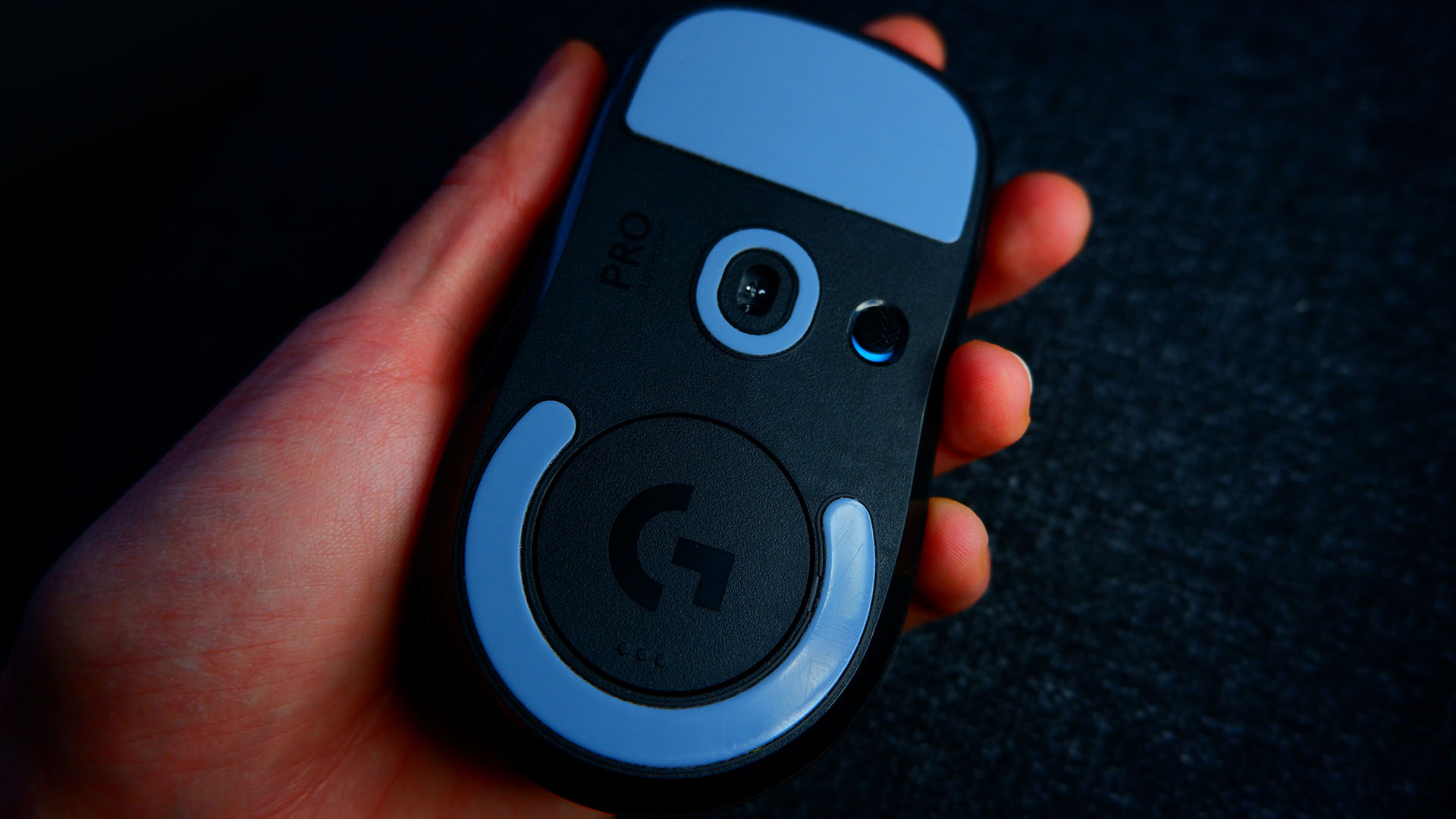 罗技 G Pro X Superlight 游戏鼠标带有深色背景