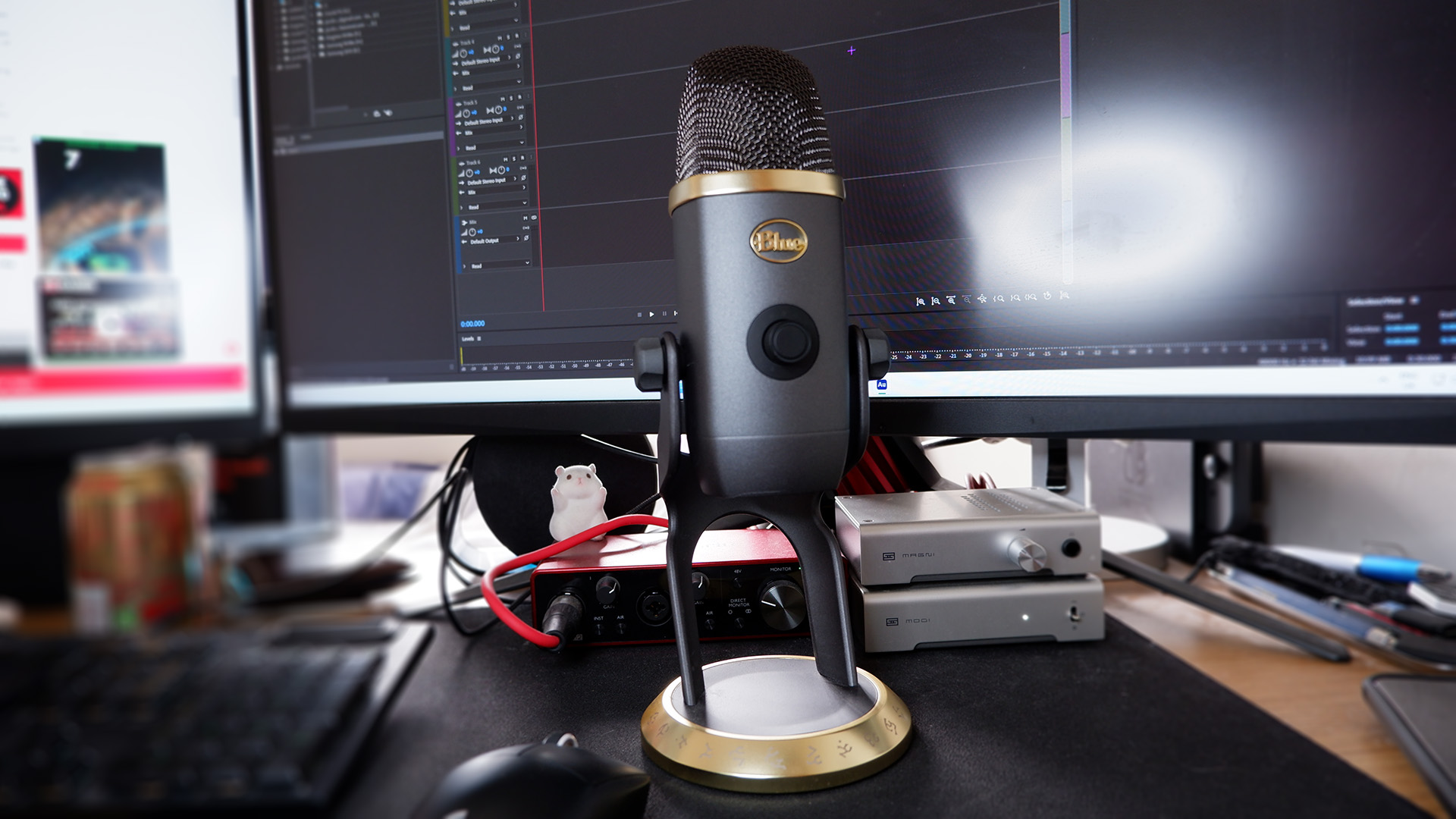 Blå Yeti X WoW Edition mikrofon på et skrivebord.