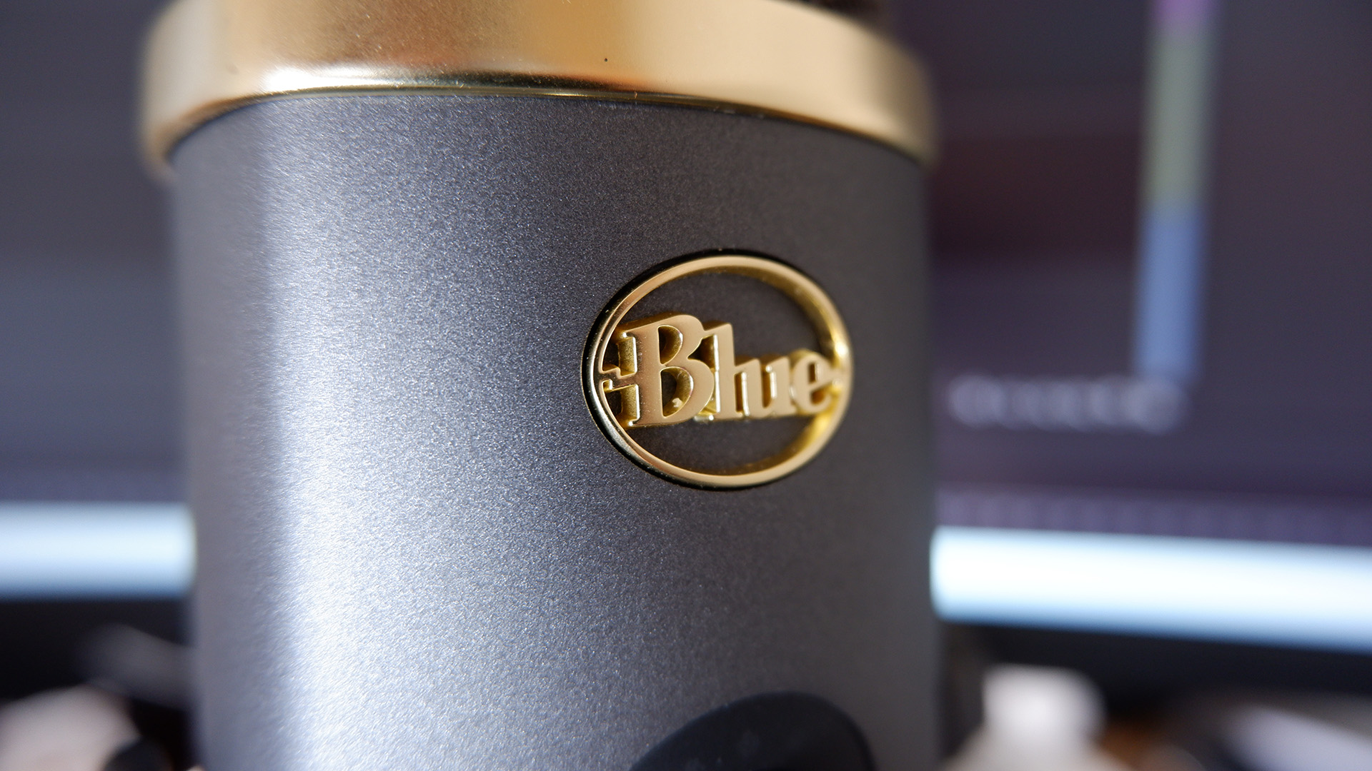 एक डेस्क पर ब्लू यति एक्स वाह संस्करण माइक्रोफोन।