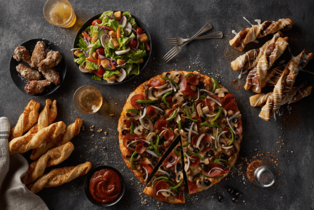 peperoni pizza, zöld saláta, fűszerek, ketchup, mini bagettek. Adománygyűjtő éttermek San Diego-ban