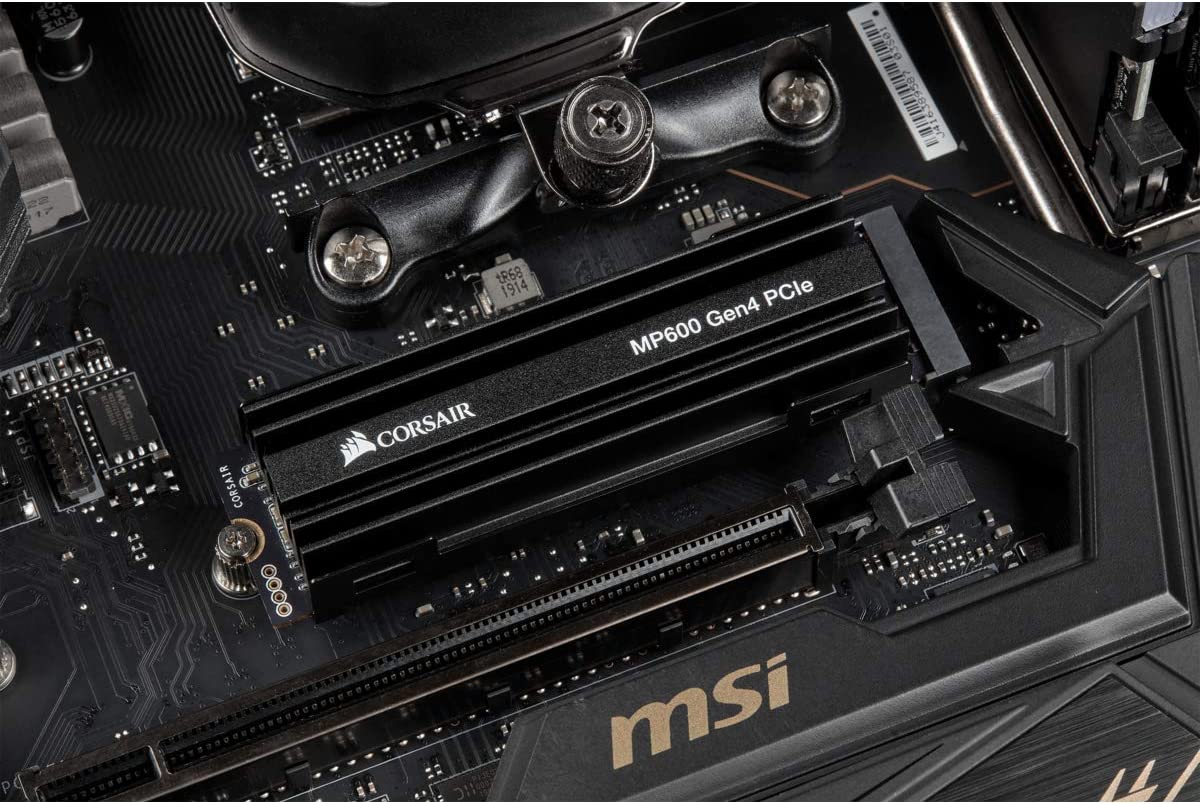 Ổ đĩa Corsair MP600 Gen 4 được cài đặt trong bo mạch chủ MSI