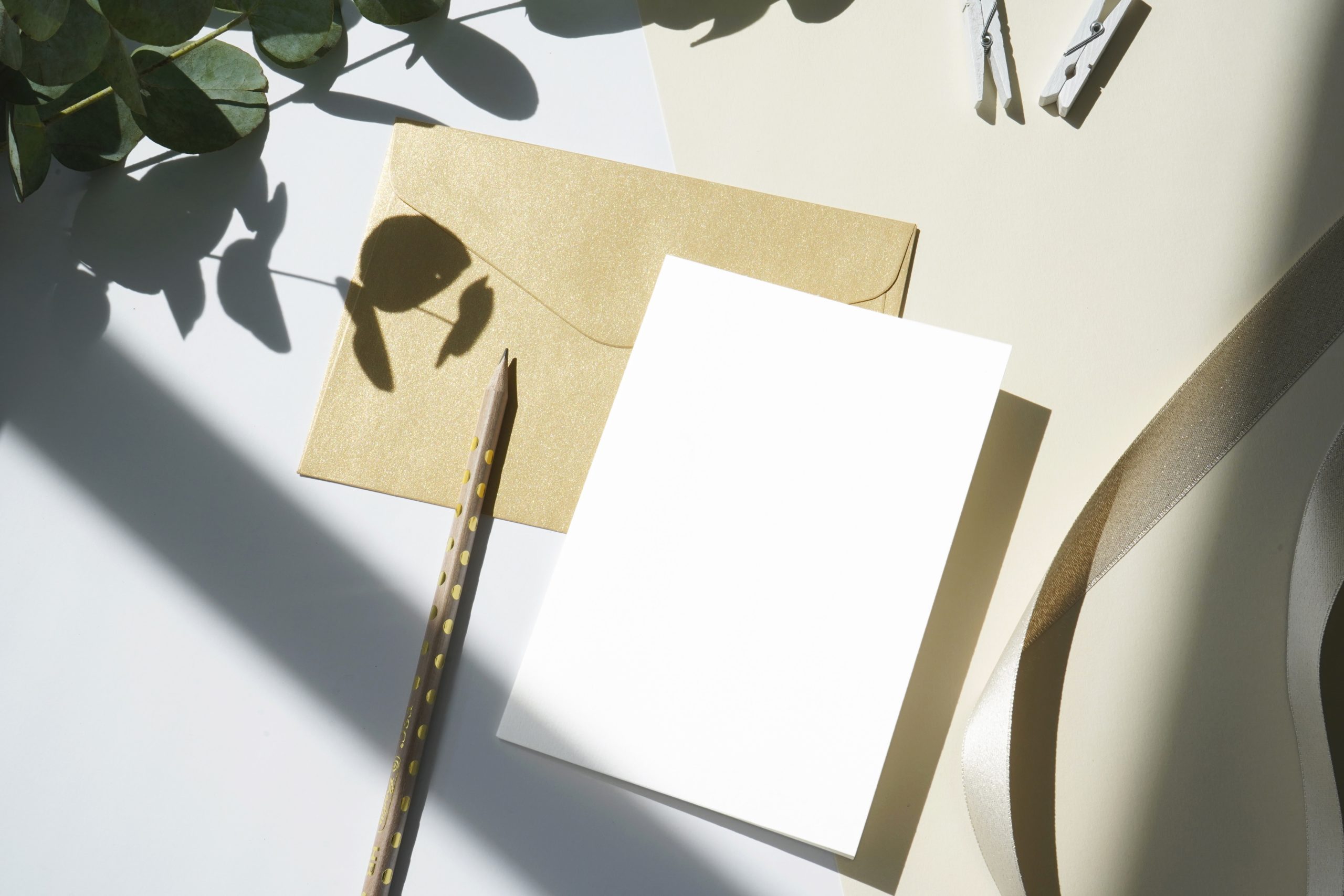 weißes Druckerpapier auf braunem Holztischfoto