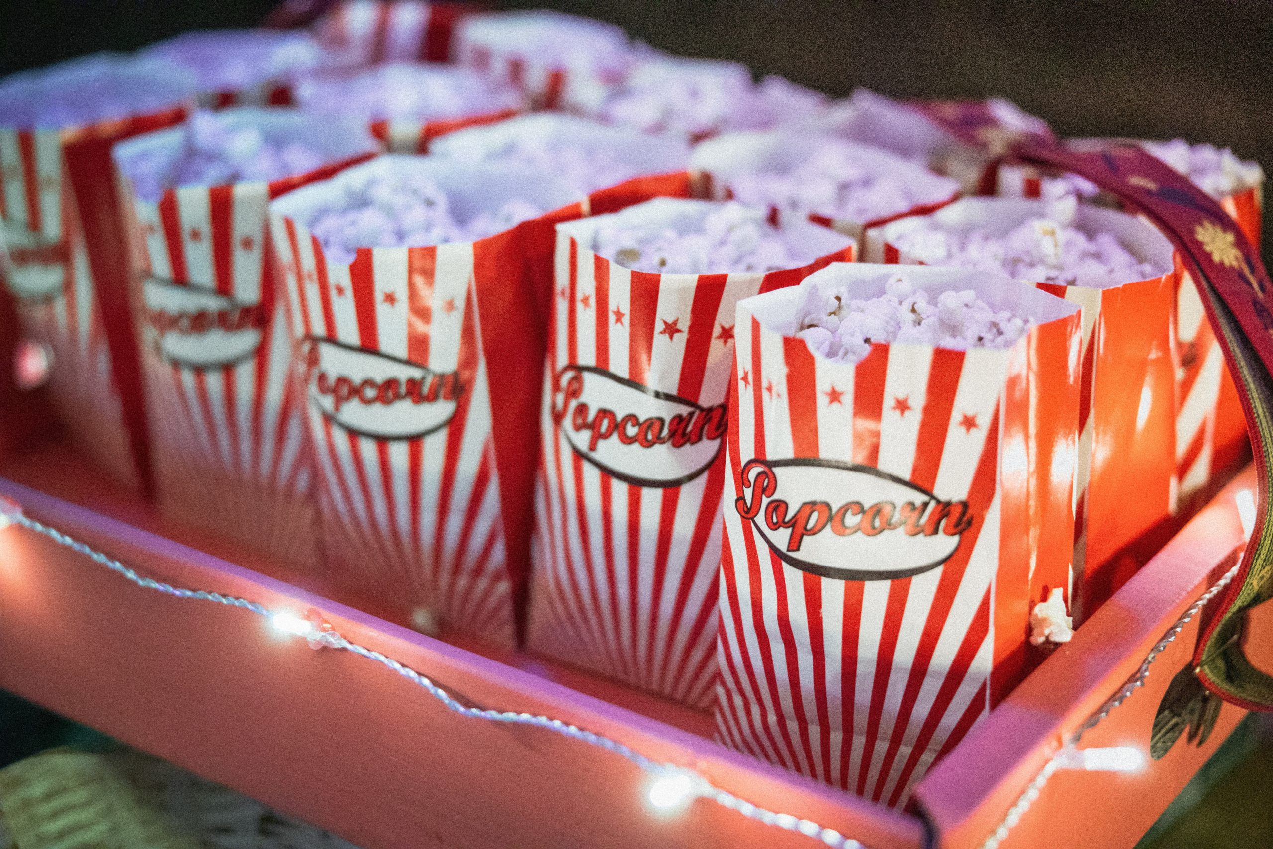 packs de popcorn en plastique blanc et rouge photo