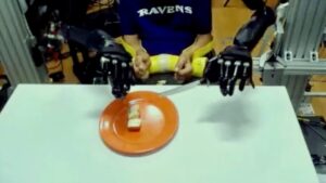 Un bărbat paralizat și-a folosit mintea pentru a controla două brațe robotizate pentru a mânca tort PlatoBlockchain Data Intelligence. Căutare verticală. Ai.