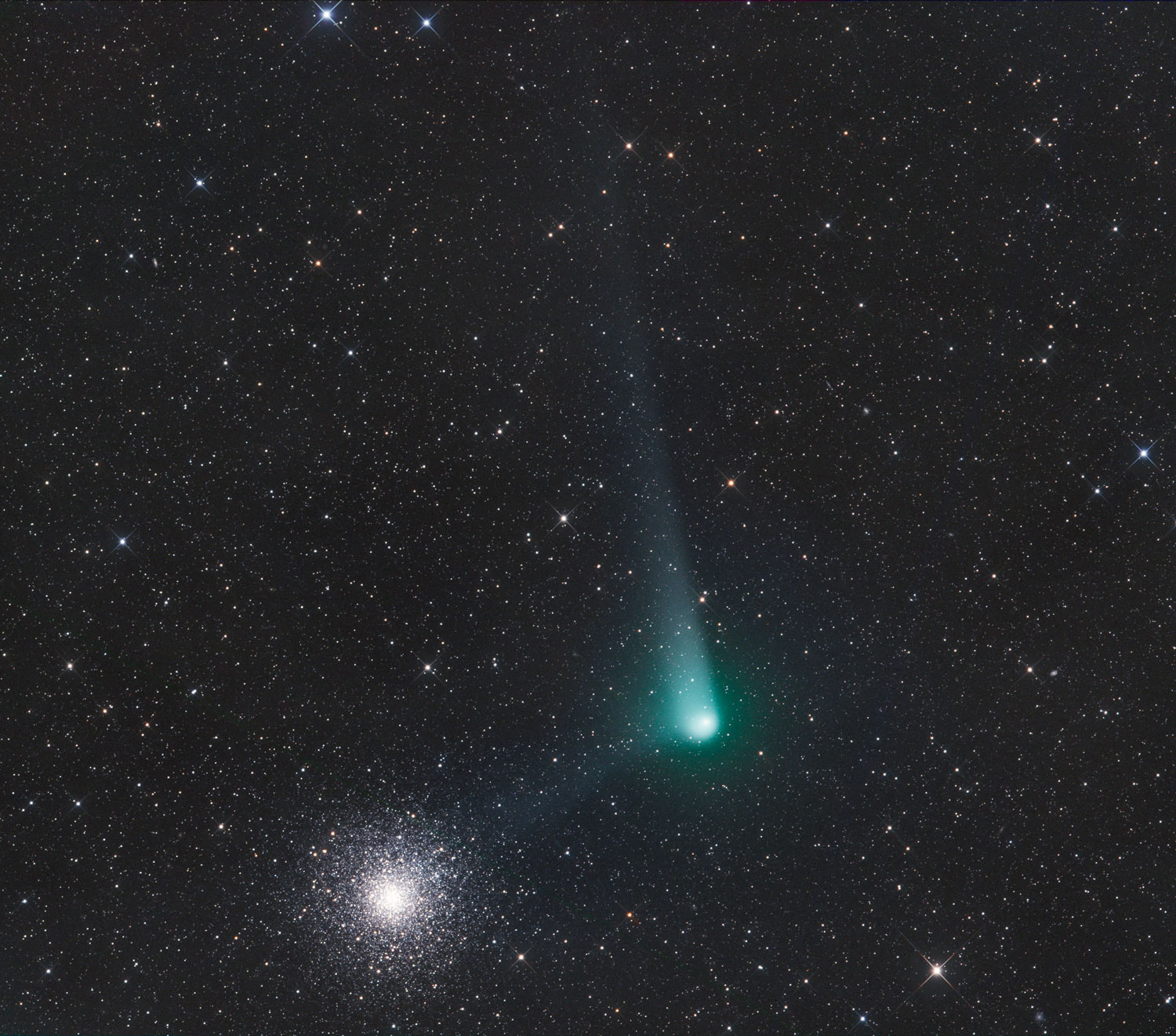 K2彗星は、地球への最接近中、明るく輝いていました。垂直検索。あい。