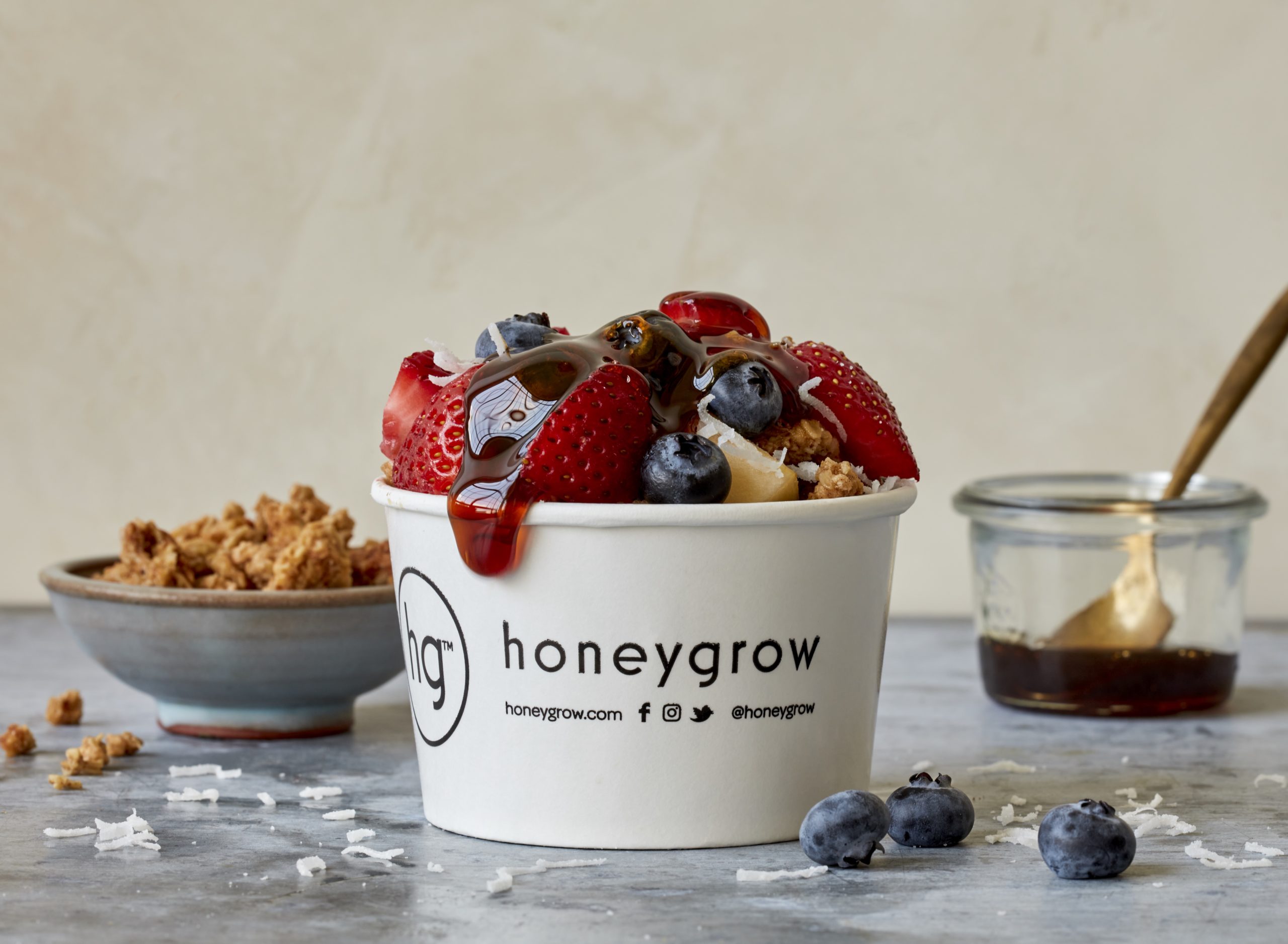 barra de miel y granola disponibles en una recaudación de fondos de Honeygrow