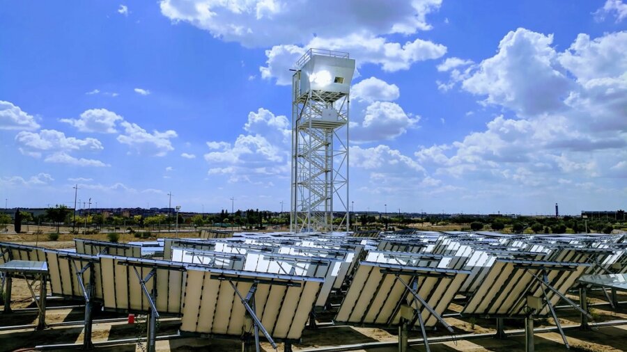 این سیستم «برج خورشیدی» سوخت جت را از دی‌اکسید کربن، آب و نور خورشید از اطلاعات پلاتوبلاکچین تولید می‌کند. جستجوی عمودی Ai.