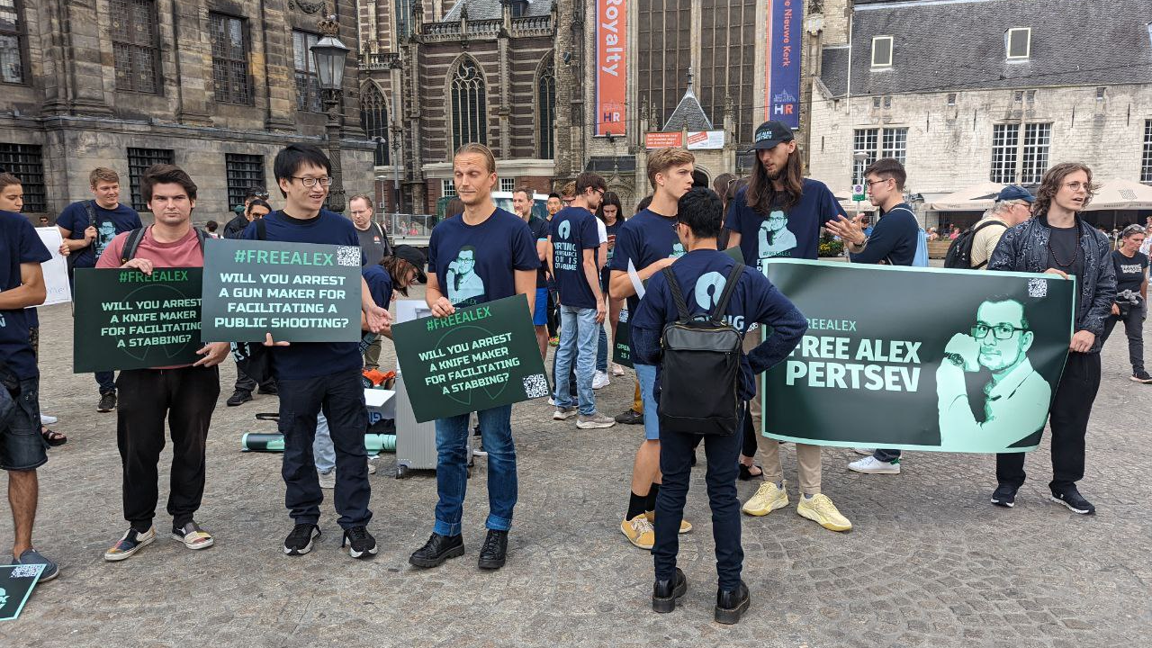Razvijalci, družina protestira proti aretaciji razvijalca Tornado Cash v Amsterdamu PlatoBlockchain Data Intelligence. Navpično iskanje. Ai.