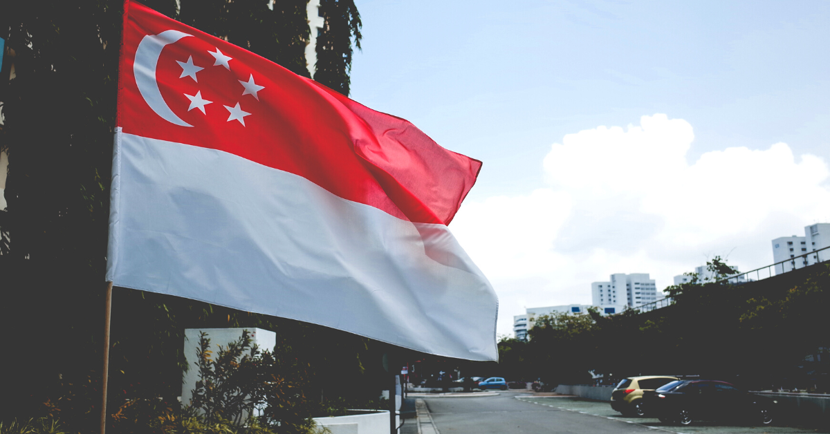 Bendera Singapura melambai di Kota Singa: iklim Sunnier digital drift China
