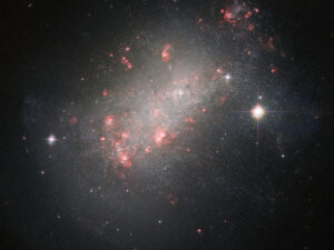 Denne galaksen har en form i motsetning til mange galakser PlatoBlockchain Data Intelligence. Vertikalt søk. Ai.
