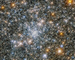 Hubble teleskopu, PlatoBlockchain Veri Zekası'nın sabit, sıkı bir şekilde bağlı çok sayıda yıldızını yakaladı. Dikey Arama. Ai.