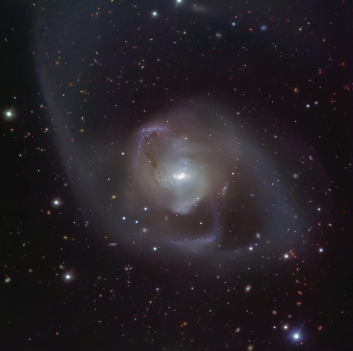 ESO:s teleskop fångade en spektakulär kosmisk dans PlatoBlockchain Data Intelligence. Vertikal sökning. Ai.